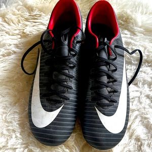 Nike M/F Soccer Cleats, US size M 9.5/F 11